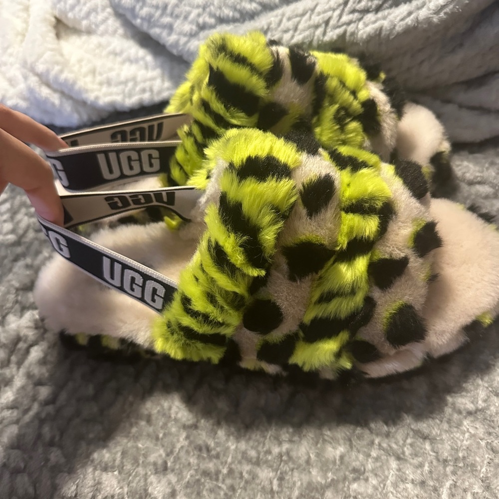 UGG slippers size 8 Brand new never worn NWT
